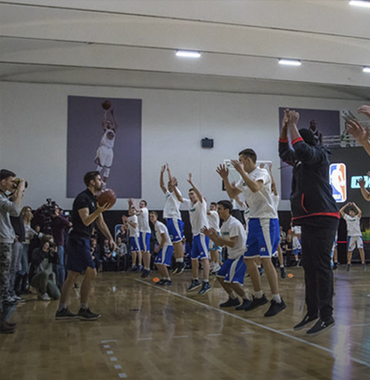 Андре Миллер на открытии реконструированного баскетбольного зала в г. Благовещенск.
